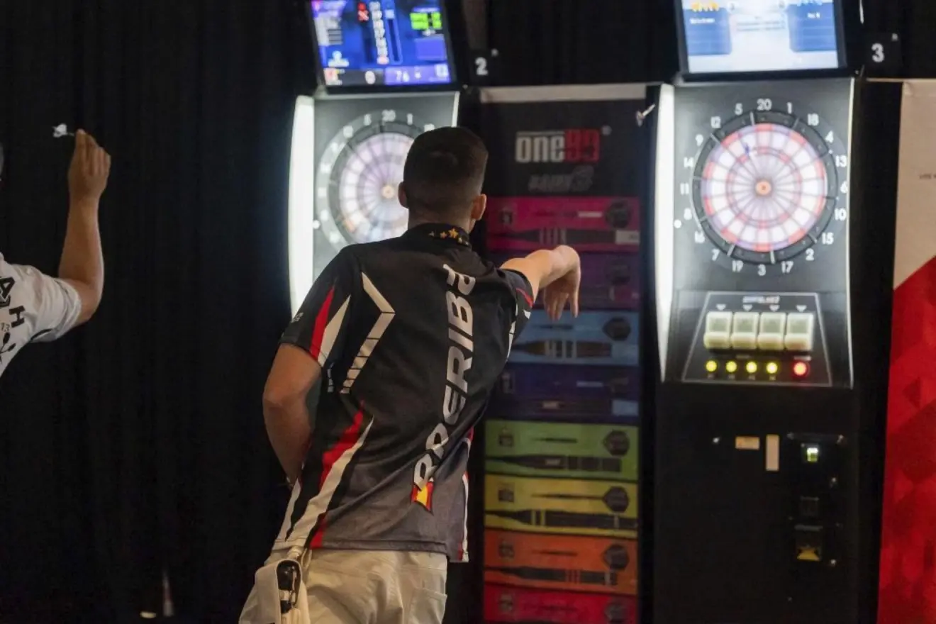 ¿Ganarías a un campeón del mundo tirando un dardo más que él?